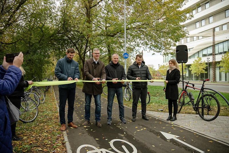 Jauna veloceliņa atklāšanas ceremonija ar lentes griešanu un svinīgām uzrunām